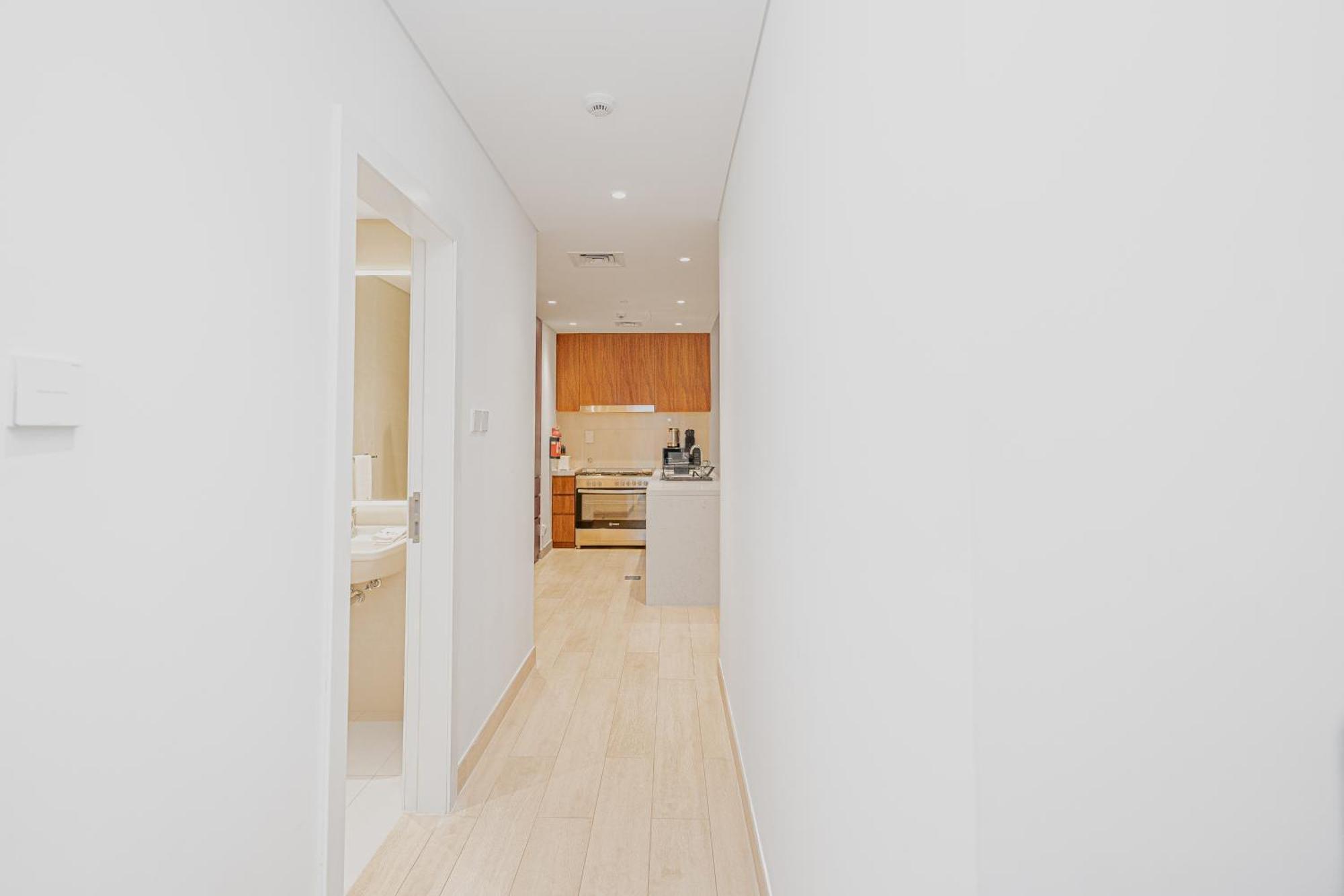 Apartment Escape24 - Luxury 2br In La Rive 3 With Access At La Jumeriah 1