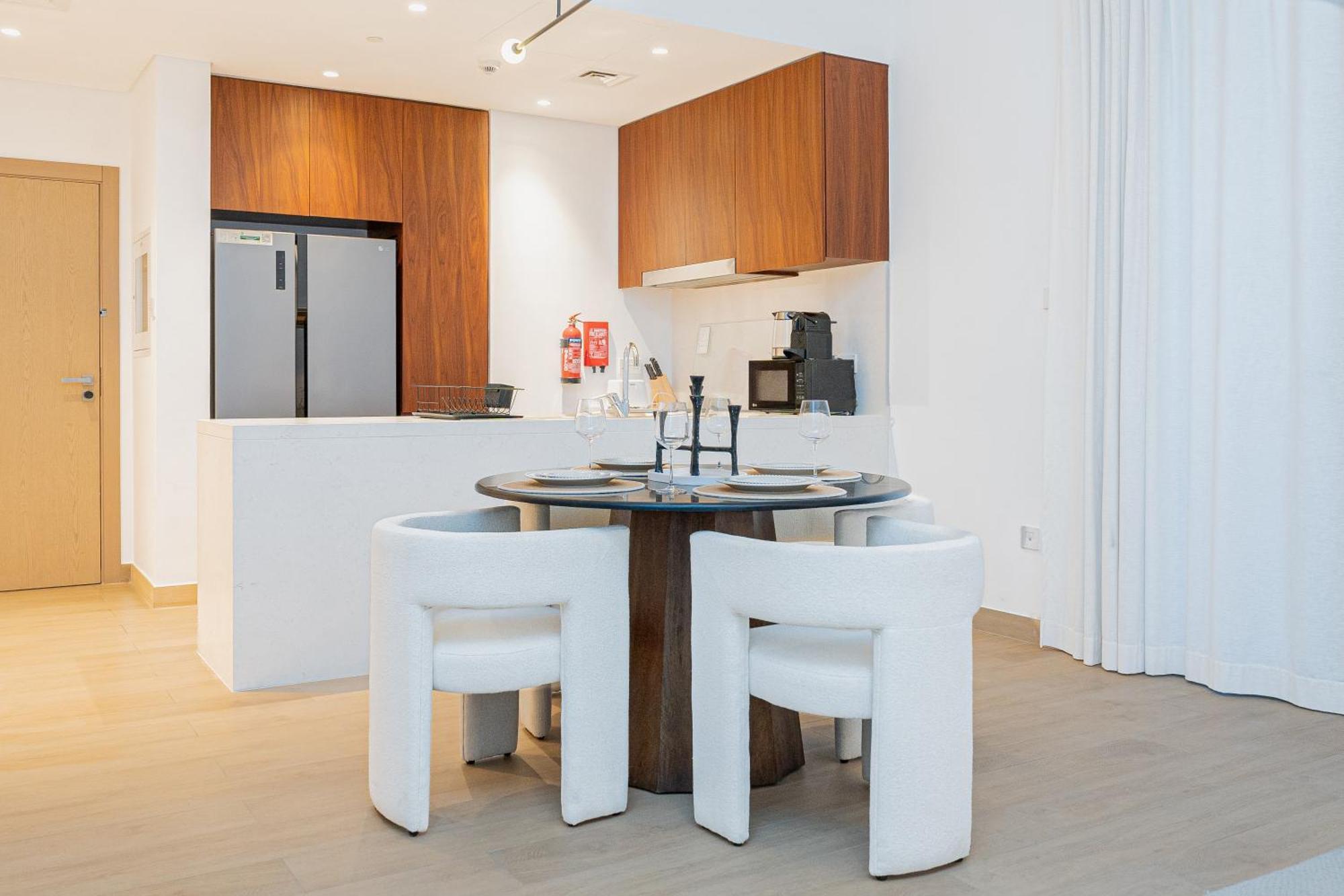 Escape24 - Luxury 2br In La Rive 3 With Access At La Jumeriah 1 Apartment Dubai